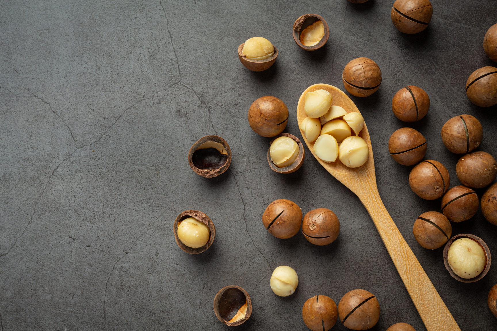 heap of macadamia raw seed